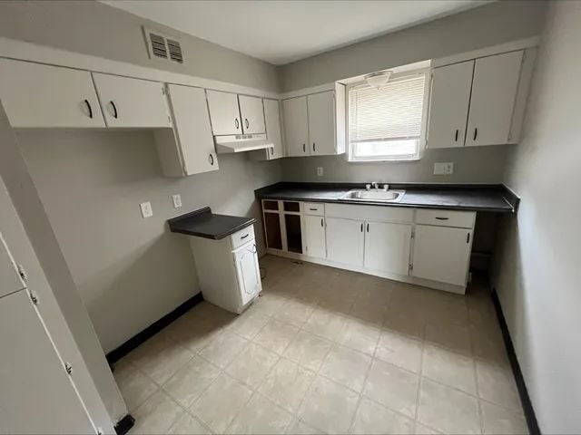 Building Photo - Spacious 2BD near downtown Columbus with parking, W/D hookups & secured access. Updated kitchen, ... Unit Apt C