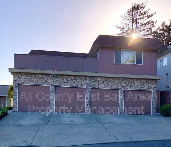 Building Photo - 611 Lexington Ave Unit C