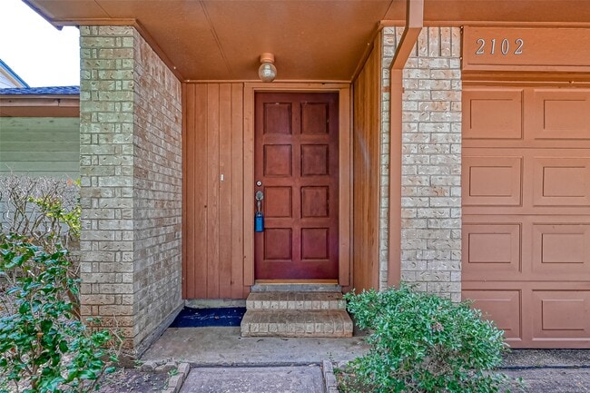 Photo - 2102 Creekshire Dr