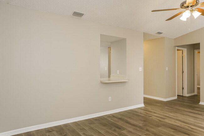 Photo - 2102 Thames Rd SE