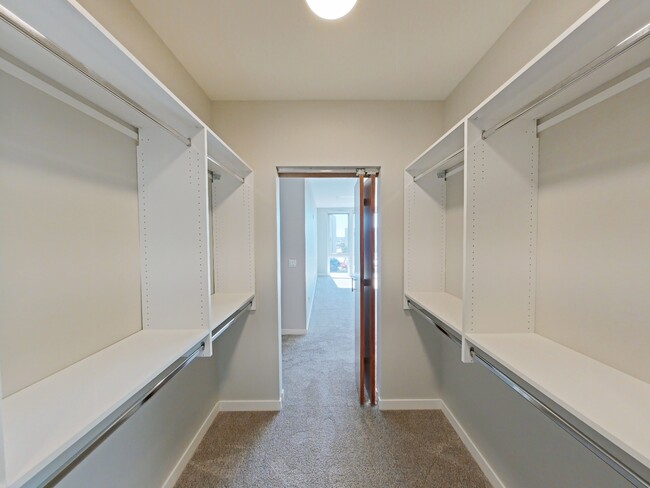 Master Closet - DoMUS Apartments