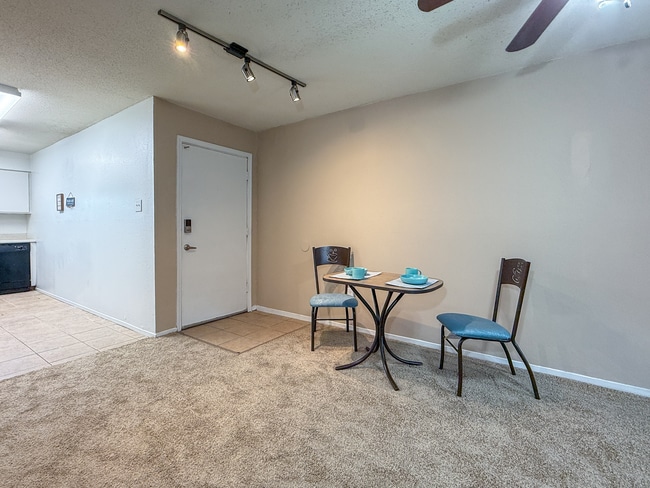 Photo - Hampton Court Apartments