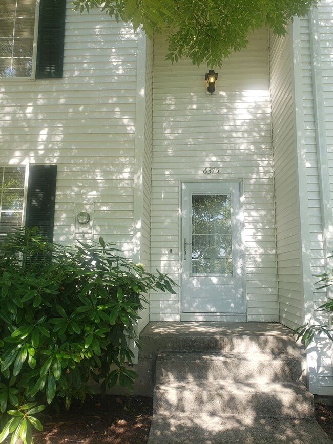 Building Photo - Spacious Townhouse with Two Car Garage!