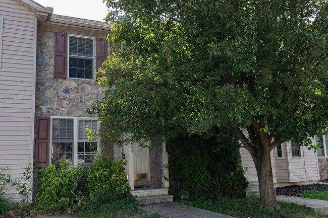 Building Photo - 2 Bed, 1.5 Bath Townhome in Inwood, WV