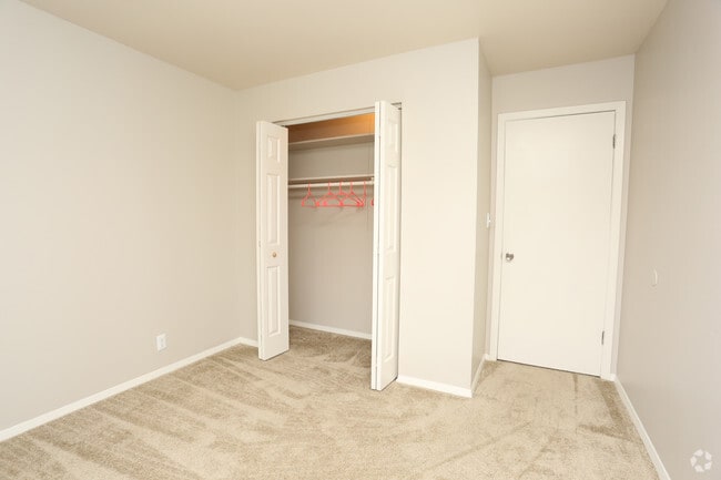 2BR, 1BA - 950 SF - Bedroom