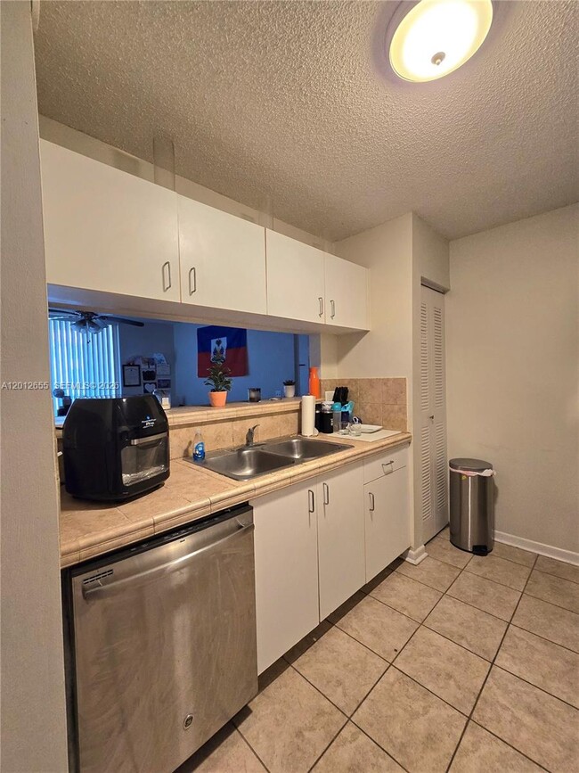 Photo - 1715 Village Blvd Unidad 205