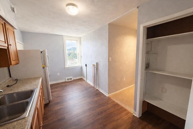 Photo - 925 Broadway Ave