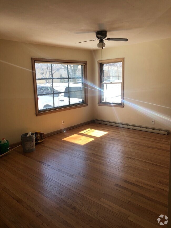 Building Photo - Nice 3 Bedroom Single Family Home w/ off s...