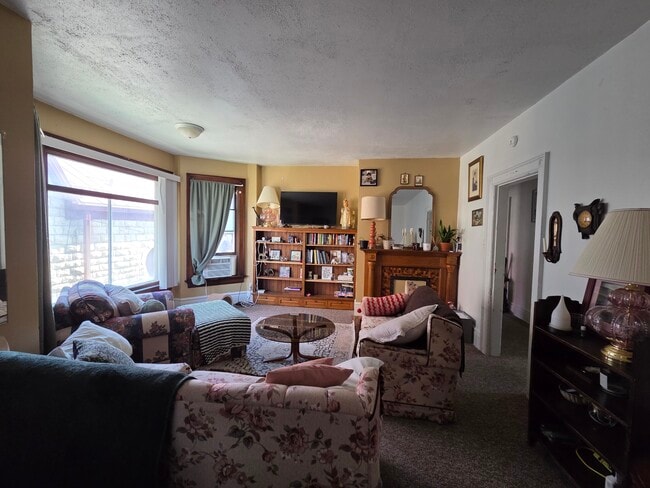 Photo - 165 W Broadway St Unidad 2