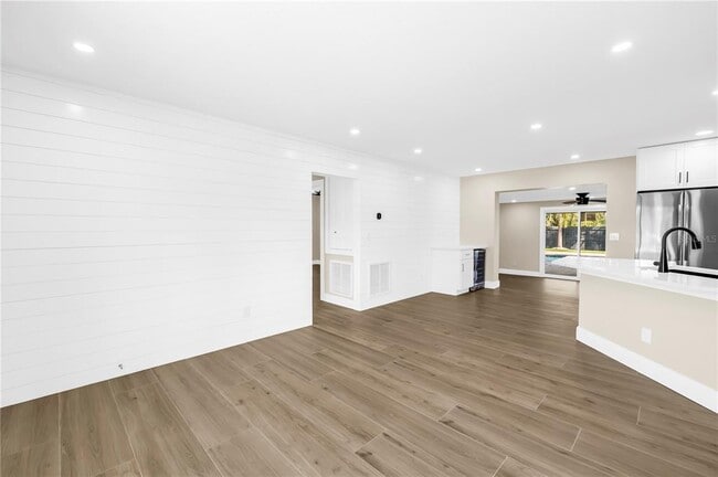 Photo - 4891 Venetian Blvd NE House