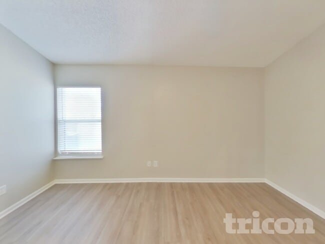 Photo - 1695 Northglen Cir