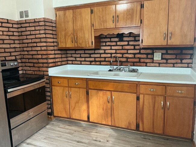 Building Photo - 3 bedroom 1.5 bathroom single family home