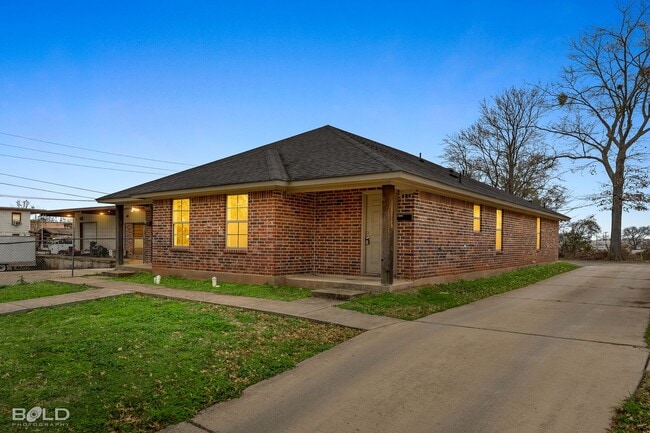 Building Photo - 1719 Lakeshore-A