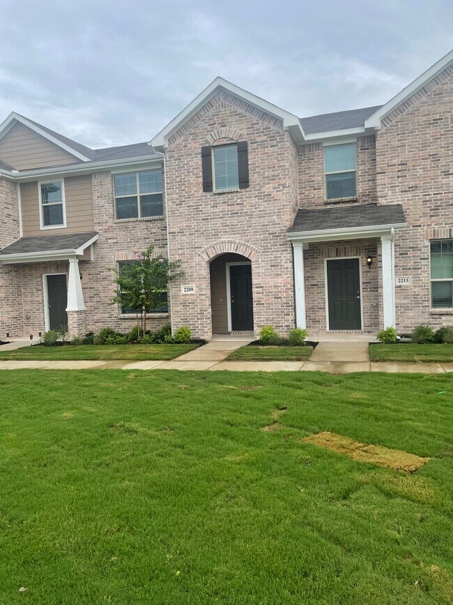 front yard - 2209 Greystone Dr