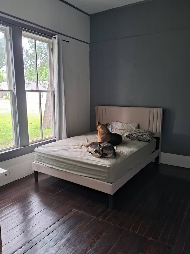 Building Photo - 704 S Anglin St Unit 1 Bedroom 1 Bath