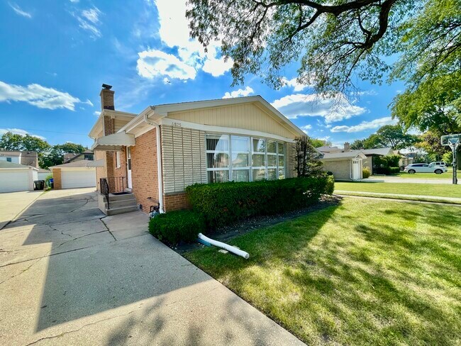 Photo - 4825 Sherwin Ave