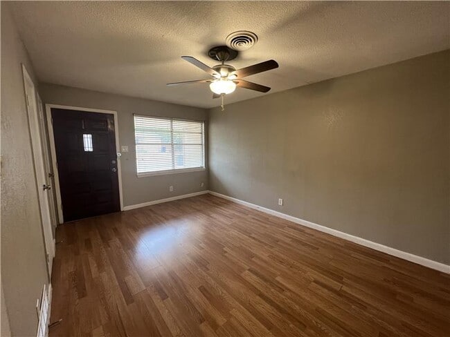 Photo - 806 Sandy Ct