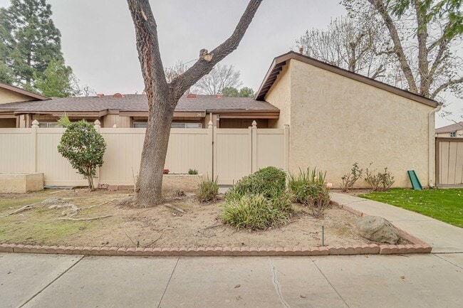 Building Photo - 2 Bedroom Condo