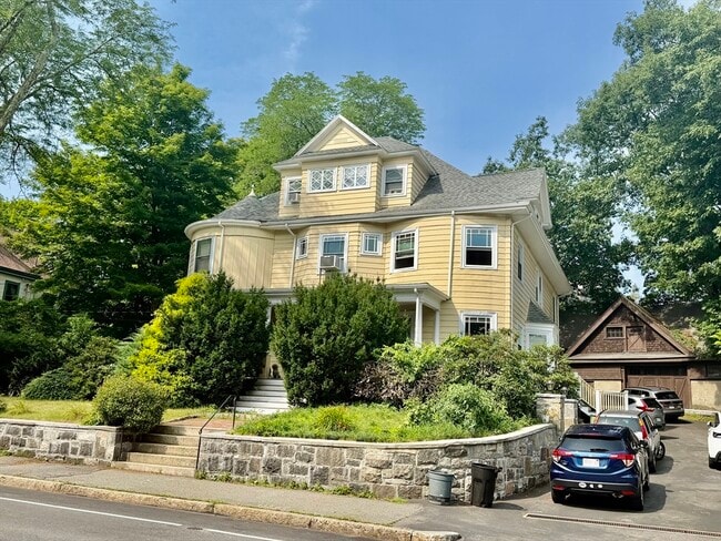 Building Photo - 161 Walnut St Unit 1a