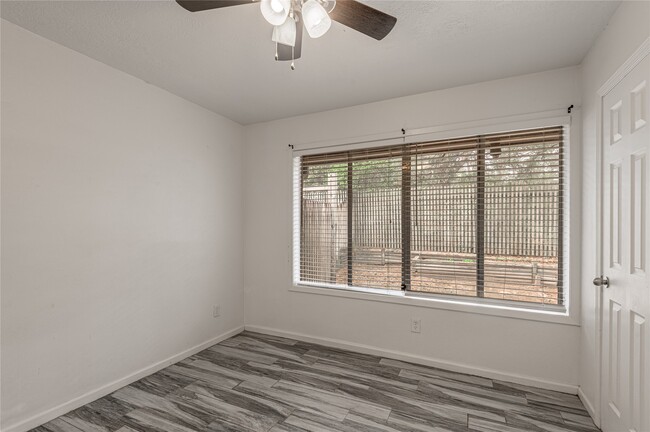 Building Photo - 2904 Old Houston Rd