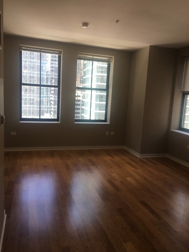 Photo - 171 N Wells St