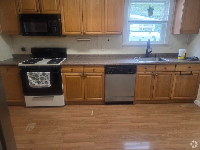 Building Photo - 124 Oak St Unit 1st floor Rental