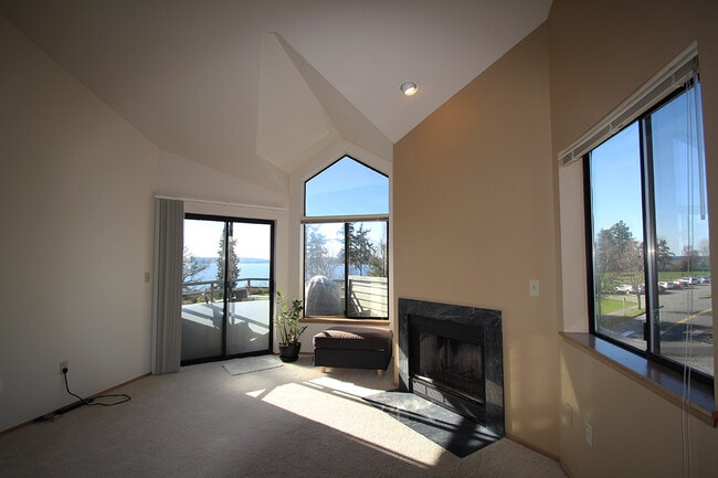Photo - DOWNTOWN KIRKLAND 2 BED, 2.5 BATH HOME FOR RENT W WATER VIEWS!