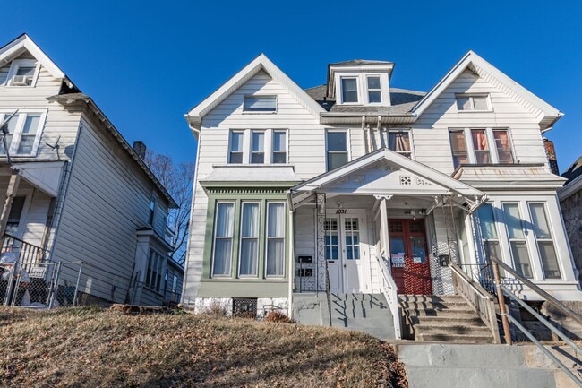 Building Photo - 1031 Northampton St Unit 2
