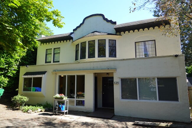 Carriage house - 525 NE 86th St Unit C