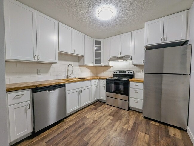 Photo - 408 E 15th St