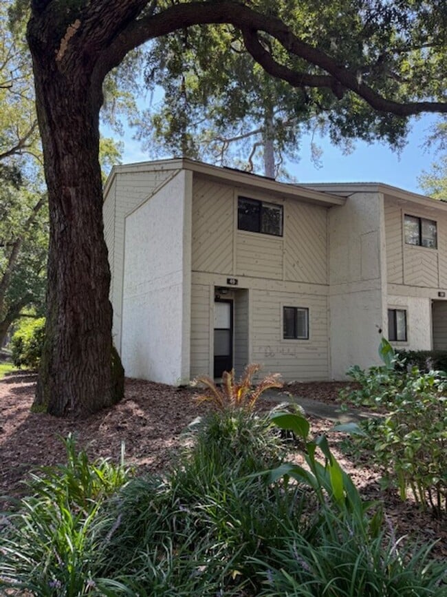 Building Photo - Upgraded - Woodlake Villa 49 Rental