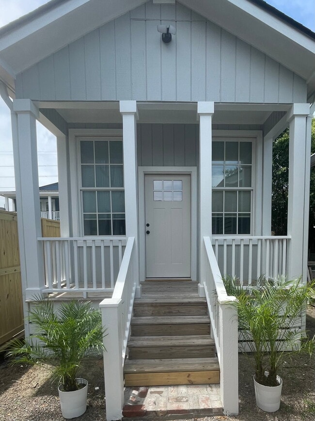 Photo - 907 Ashley Ave Unidad Studio behind Main House