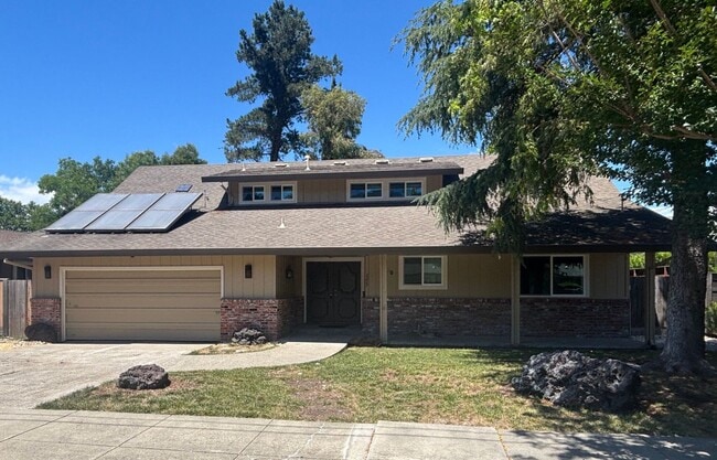 Building Photo - Recently Updated Large 4 Bedroom 2 Bathroom Bennett Valley Home