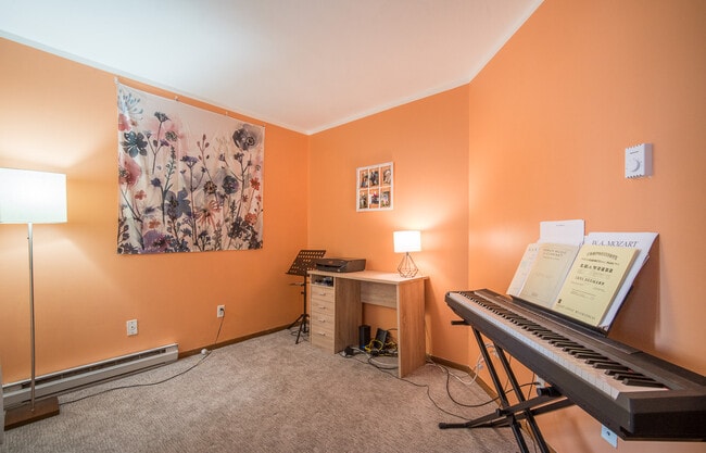 Den - 3942 N Oakland Ave Unit 135
