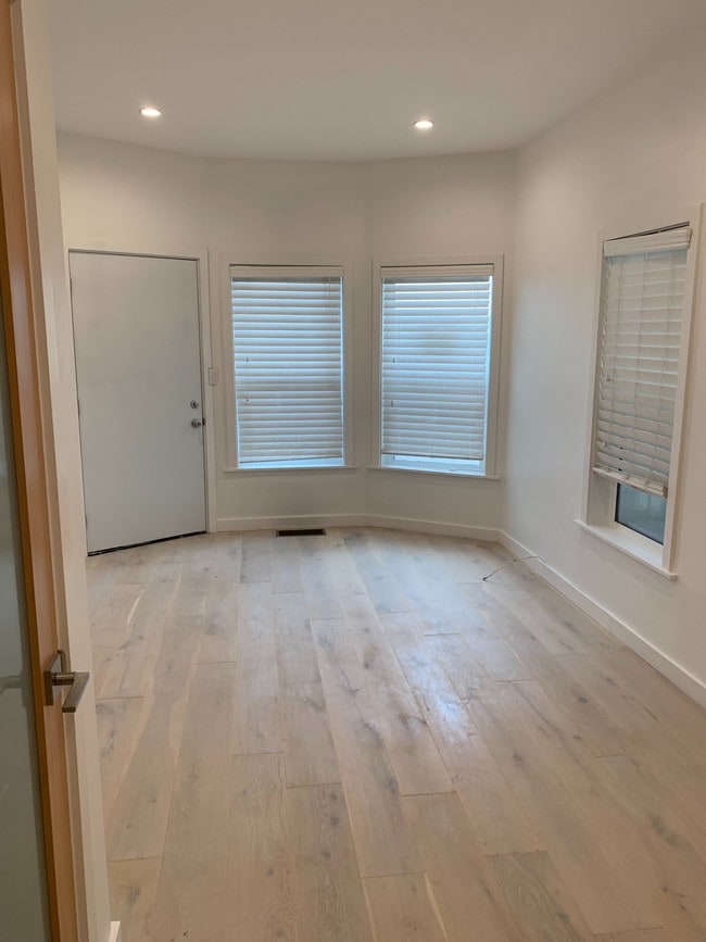 Entry Foyer - 42 Navy St Unit 2