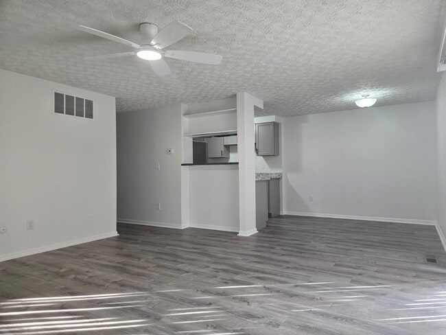 Building Photo - 2490 Burgandy Ln Unit 2490