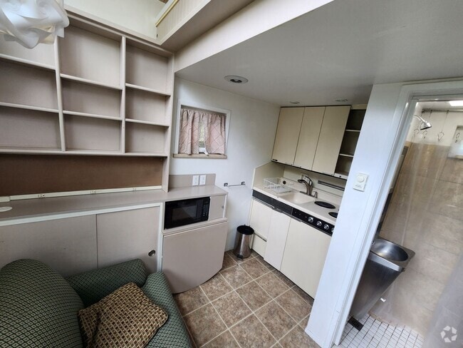 Building Photo - Tiny Home near U-Med