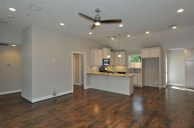 Photo - 2107 Hewitt Dr