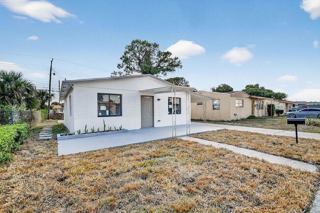 Photo - 917 W 2nd St