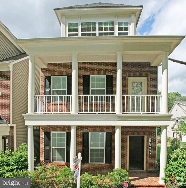 Building Photo - Large carriage house Semi-Detached End Uni...