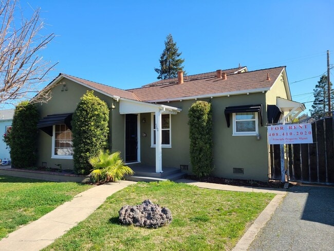 Building Photo - Raymond Unit A - Front