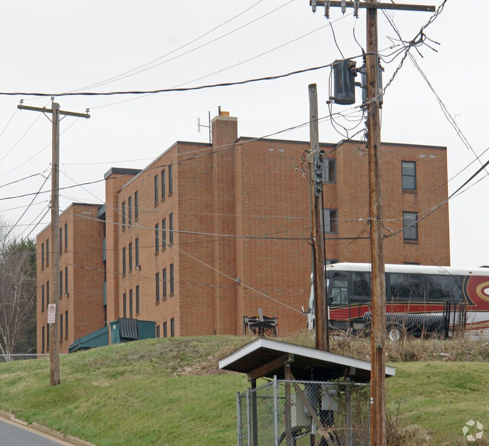 Putnam Manor - Putnam Manor Apartments