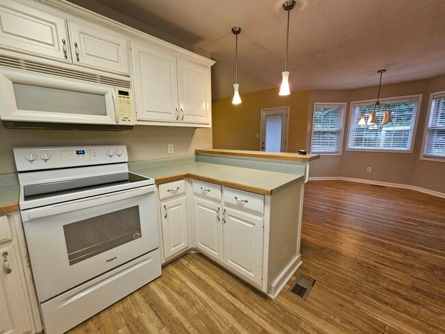 Photo - 32 Elizabeth Way