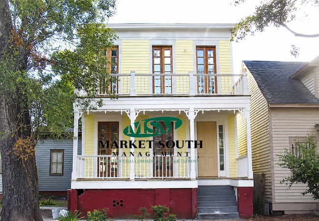 Building Photo - SPACIOUS 2 STORY TOWNHOME ON HENRY ST. AVAILABLE AUGUST 15th