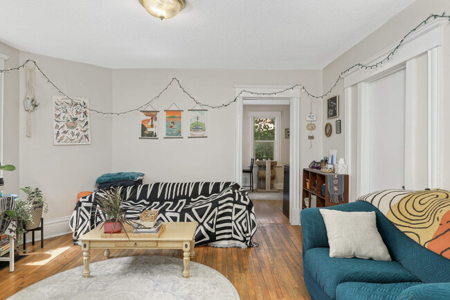 Photo - 750 Buchanan St NE