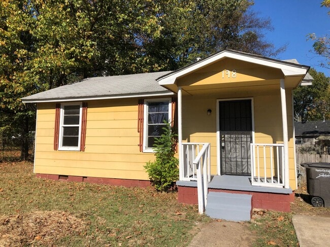 Building Photo - 3 Bedroom 2 bathroom. Fence Yard