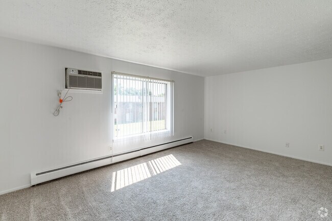 2BR, 1BA - 880SF