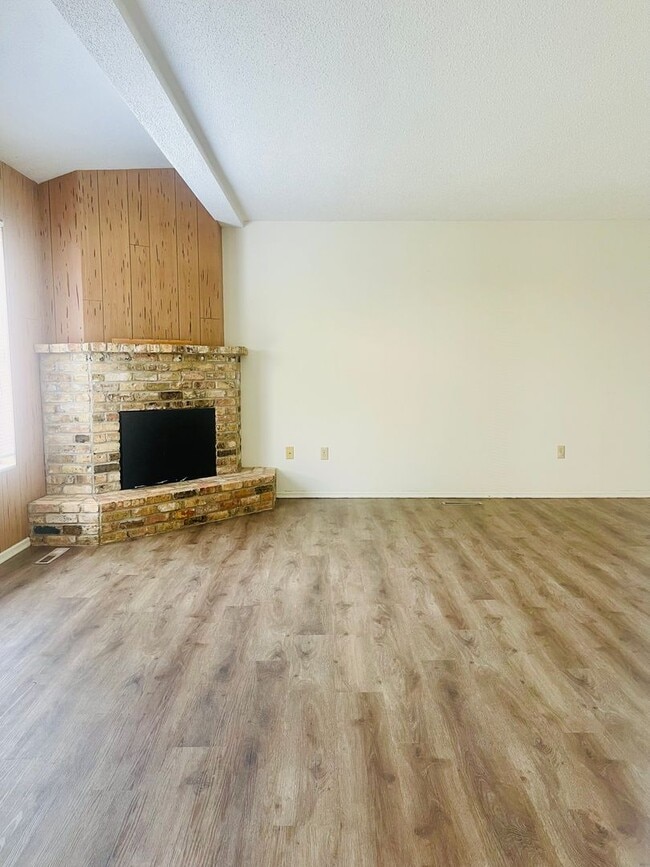 Photo - Spacious 3 bedroom Townhome near UND!!