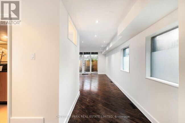 Photo - 734 Huron St