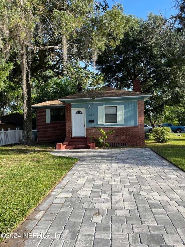 Building Photo - 5105 Hollycrest Dr